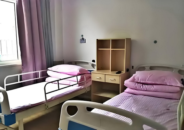 入户深圳学历_汪小菲带儿女到内蒙古,玥儿骑马他牵马 在康心的接待乐养老中处